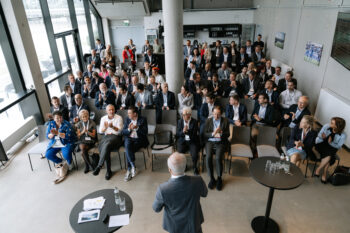 Mann im Anzug spricht vor Publikum